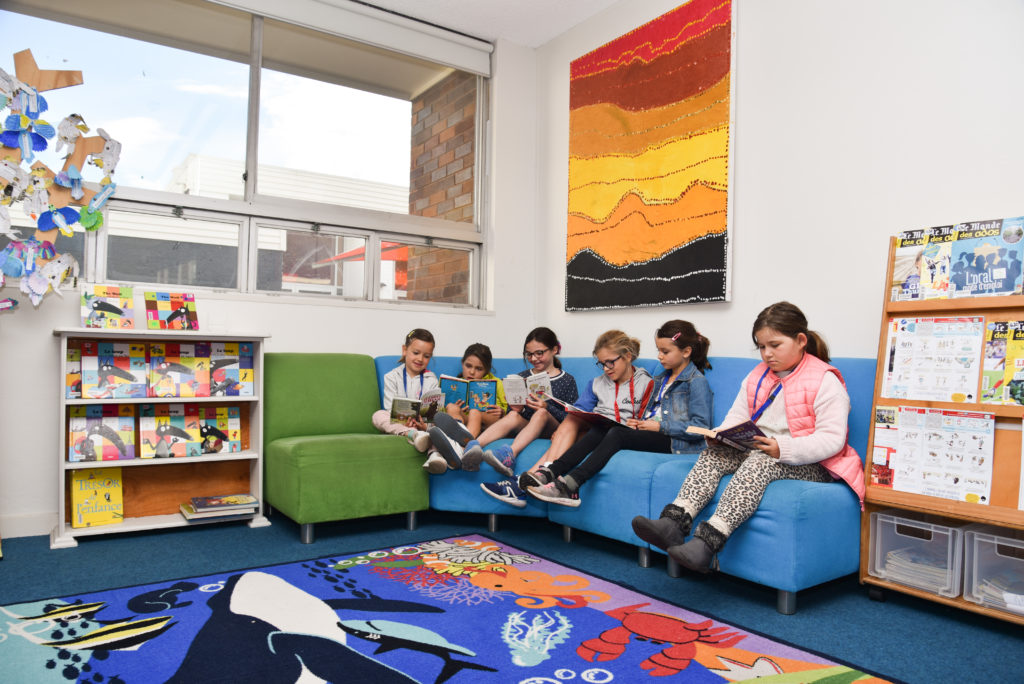 Bibliothèque colorée et enfants qui lisent