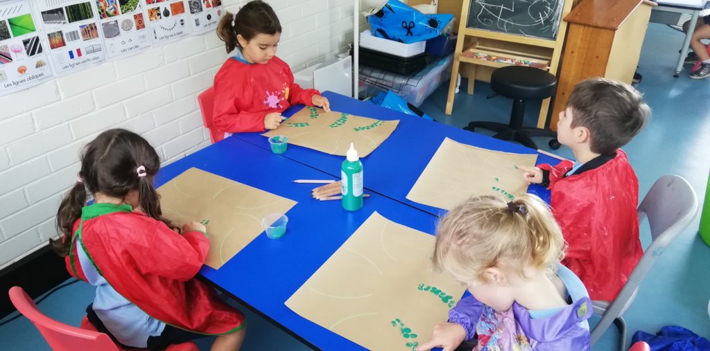 Children painting at the International French School'skindergarten